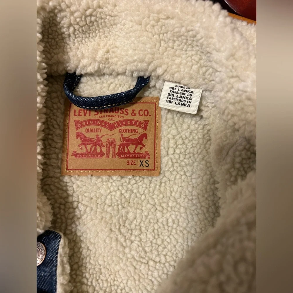 Levi’s Denim Sherpa Jacket. - Picture 5 of 9